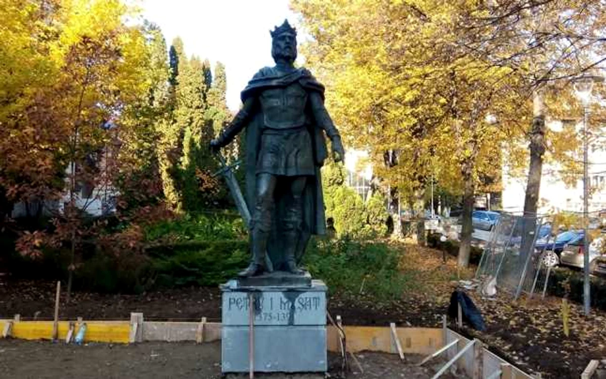 Statuia domnitorului Petru Muşat a fost mutată înapoi în centrul Sucevei. FOTO Dănuţ Zuzeac