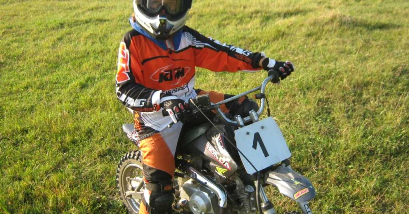 Până acum, Ioana a câştigat două medalii de aur la concursurile de motocross (foto: arhiva personală)