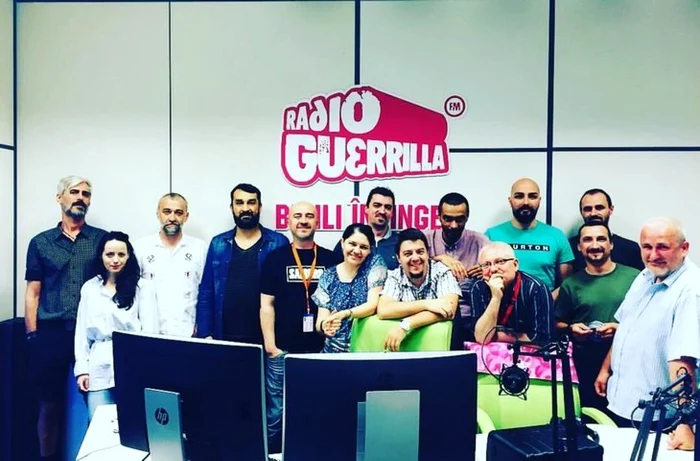 Echipa Radio Guerilla, avându-l în centru pe matinalul Mihai Dobrovolschi