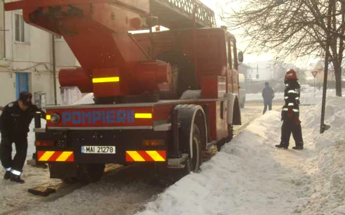 Ţurţurii ameninţă să cadă în capul trecătorilor