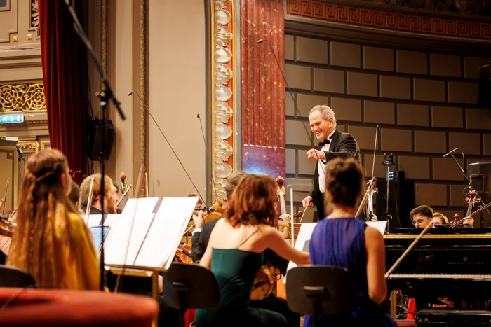 Maestrul Cristian Mandeal la pupitrul Orchestrei Române de Tineret