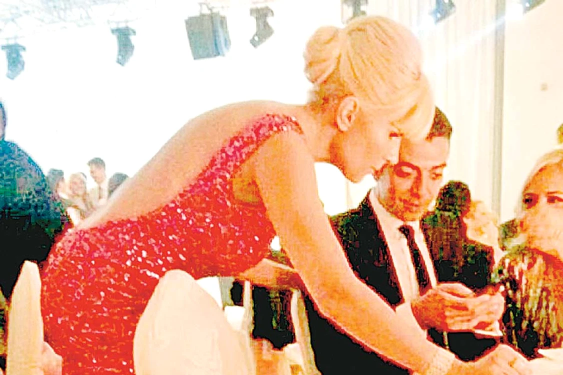 Elena Udrea s-a fotografiat cu admiratorii (Fotografii: PH-online.ro)