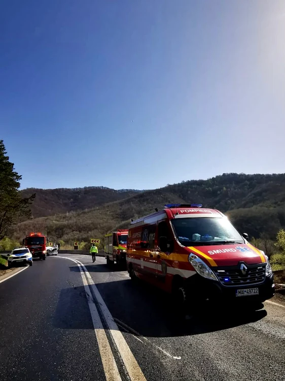 Un TIR a căzut peste un autoturism pe Valea Oltului la Boiţa - Sibiu Foto ISU Sibiu