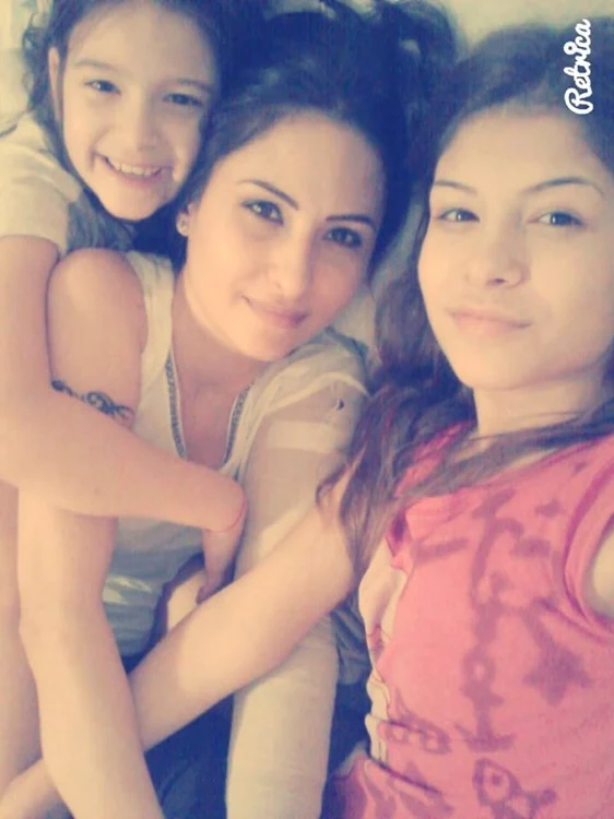 Simona Alina Lospa alături de cele două fiice