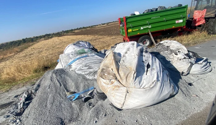 Deșeurile au fost abandonate pe un drum de exploatere FOTO: IPJ Dolj