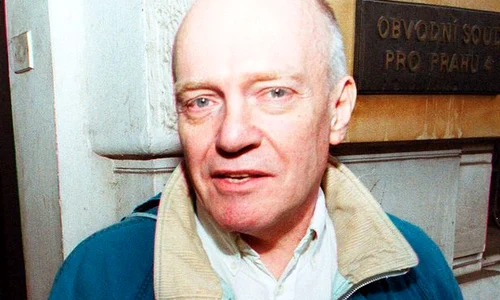 chris denning leaving prague municipial court november 2001 jpeg