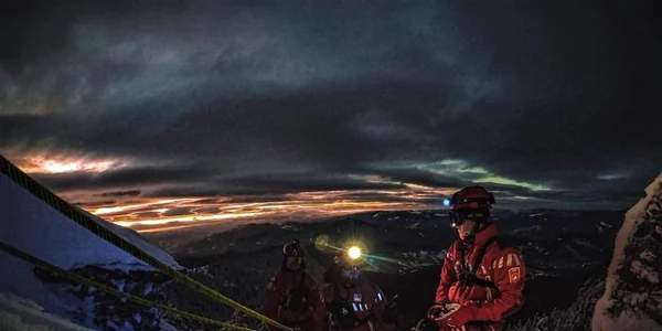 Salvamontisti munte iarna FOTO Salvamont Romania