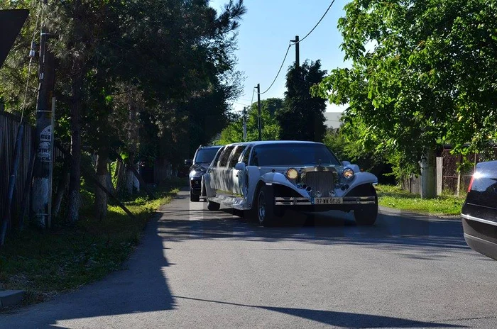 "Şaorma cu de toate". Maşina are drept părţi componente diferite ingrediente: roţi din castraveţi, propulsia din roşii, iar frâna din ardei