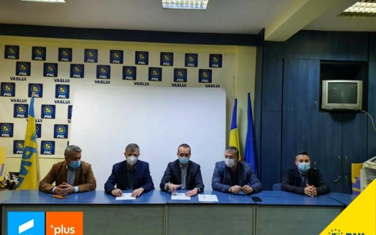 Lucian Branişte (primul din stânga) şi Cătălin Mândru (primul din dreapta) au fost desemnaţi să ocupe funcţiile de viceprimari FOTO Facebook/USR Vaslui
