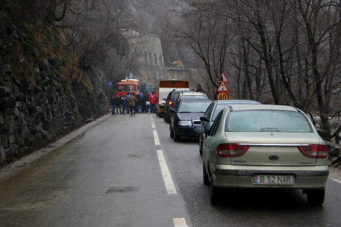 Pe Valea Oltului s-au format coloane de  maşini