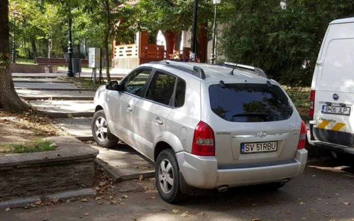 Parcările neregulamentare au devenit obicei pentru unii şoferi Foto: arhivă Adevărul