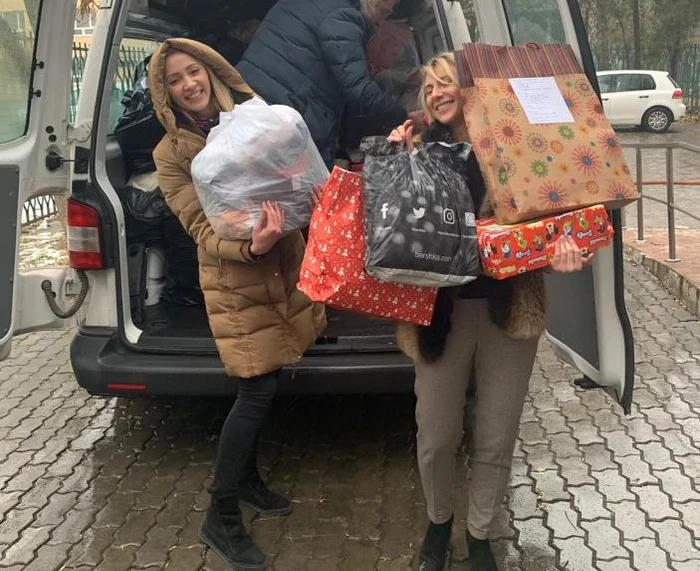 Angajaţii primăriei au adus darurile cu zâmbetul pe buze