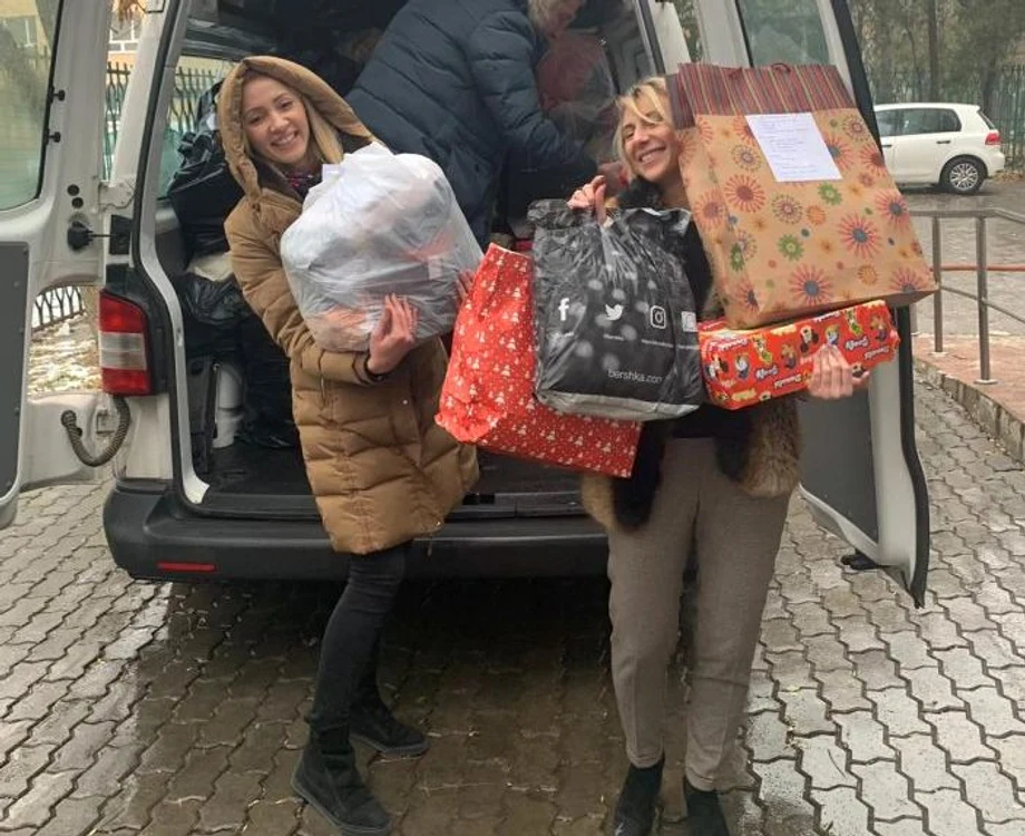 Angajaţii primăriei au adus darurile cu zâmbetul pe buze