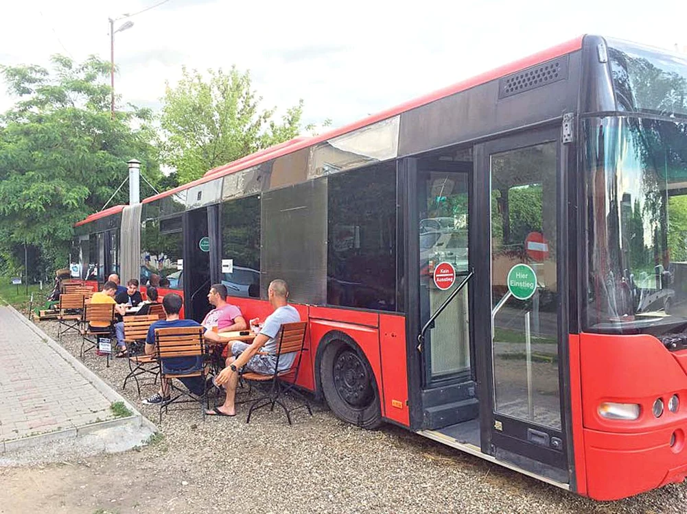 Când e vreme frumoasă,  clienţii stau pe terasă