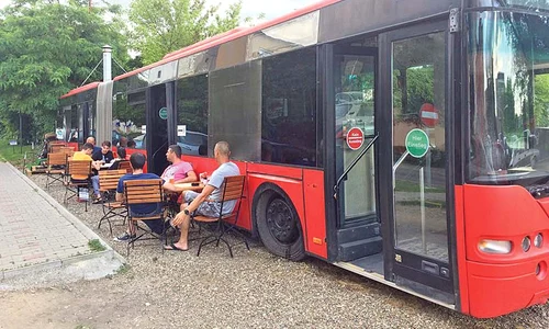 Când e vreme frumoasă,  clienţii stau pe terasă jpeg