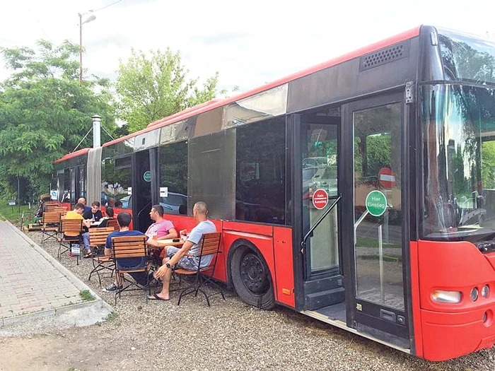 Când e vreme frumoasă,  clienţii stau pe terasă