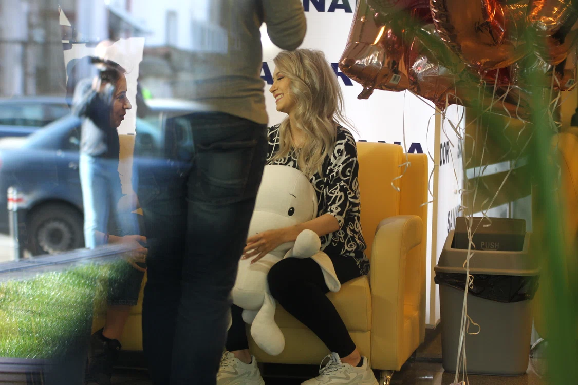 Andreea Bălan a dat interviuri în holul maternităţii