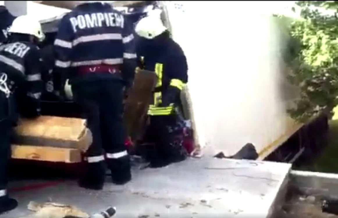 Pompierii au avut nevoie de trei ore să scoată trupul şoferului din maşină   Foto: Captură video