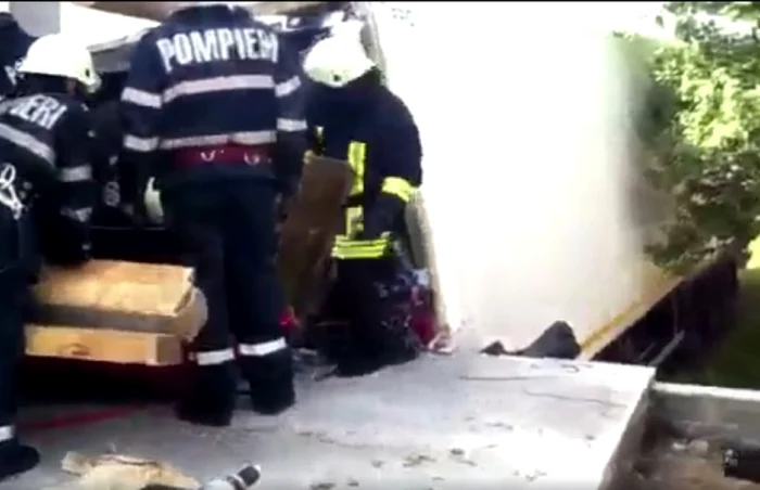 Pompierii au avut nevoie de trei ore să scoată trupul şoferului din maşină   Foto: Captură video