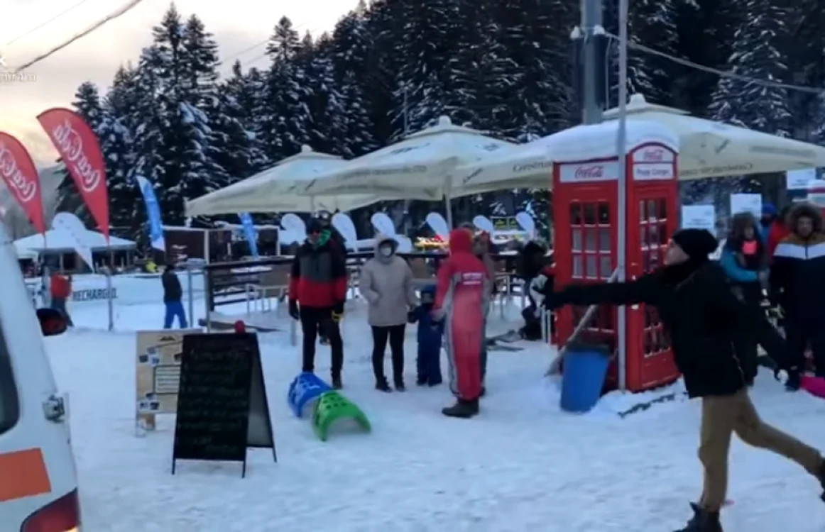Turist amendat pentru că a aruncat cu paharul în autospeciala Serviciului de Ambulanţă FOTO/captură video Facebook/Ciprian Andrei
