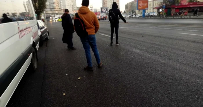 Oameni care fac autostopul la Iaşi. FOTO- Adevărul