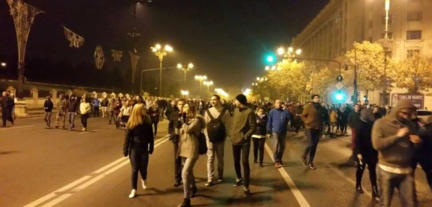 Tineri în stradă la Bucureşti. Foto. Adevărul