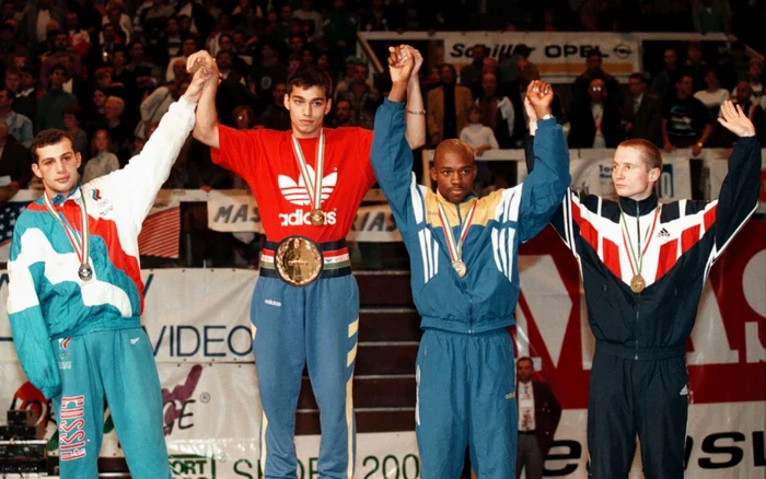 Dorel Simion (al doilea de la stânga spre dreapta) promite o carieră frumoasă şi ca antrenor