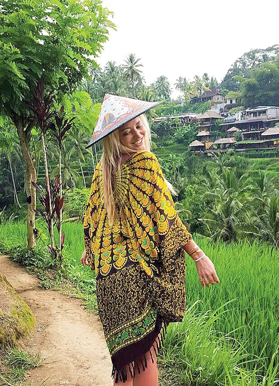
    Delia se simte în  largul ei în Indonezia  