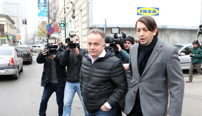 Claudiu Florică, urmărit de fotografi pe când era implicat în Dosarul Microsoft. Foto Eduard Enea