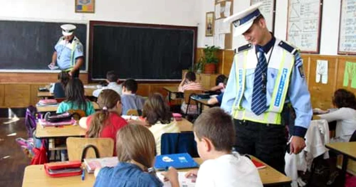 Polițiștii au stat de vorbă cu elevii