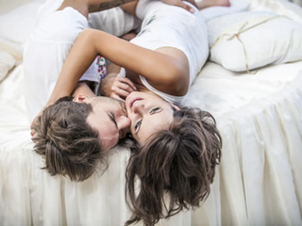 
    Poţi dormi fie în pijamale, fie într-o cămaşă de noapte, fie într-o lenjerie intimă mai sexyfoto: 123RF  