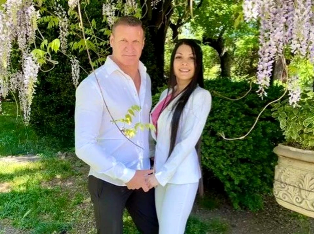 
    După vaccinare, Alin Oprea și Medana s-au plimbat prin Cișmigiufoto: arhivă personală  