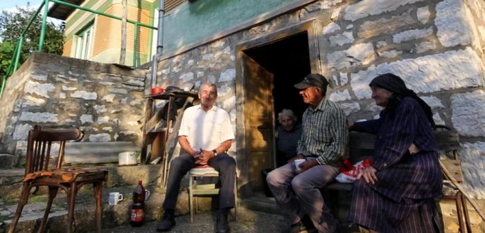 Proprietarii caselor din Alun se întâlnesc, uneori, duminica, în satul în care se află mai mult în vizită. FOTO: Daniel Guţă. ADEVĂRUL.