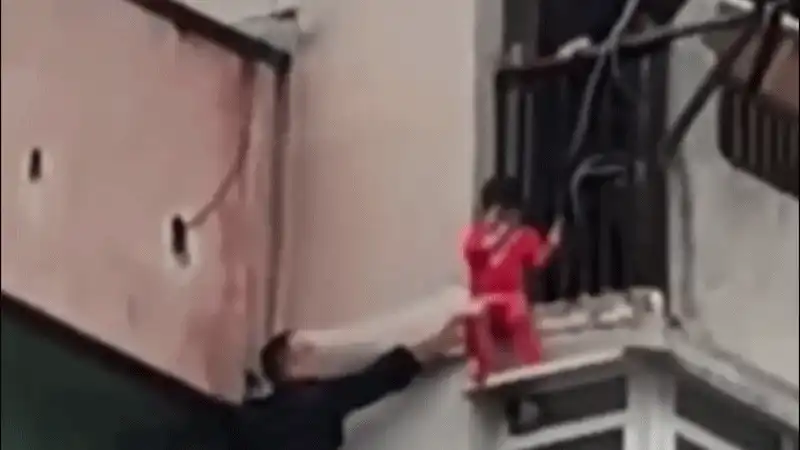 Copil de trei ani salvat în ultimul moment, după ce a fost găsit agățat de un balcon la etajul 8