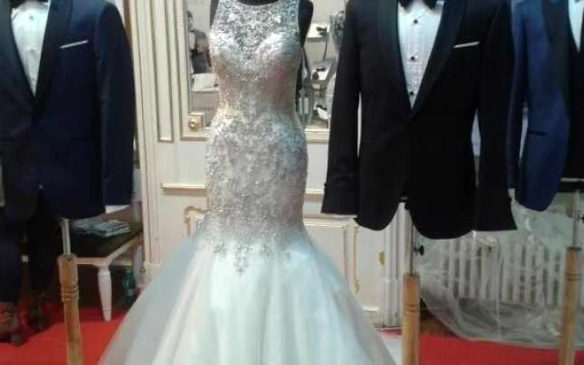 Rochia de miresaă cu cristale Swarovski de la târgul Nuntă la Palat de la Cluj   FOTO: Ancuţa Stăvar, voceatransilvaniei.ro