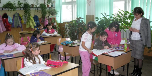 Copiii lucrează împreună cu învăţătorii după orele de curs, Foto: Bogdan Nistor