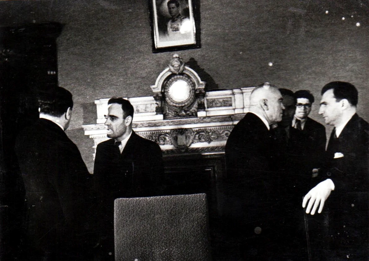 Instaurarea guvernului Petru Groza, la 6 martie 1945. În fotografie: Gheorghe Gheorghiu Dej, Petru Groza, Gheorghe Tătărescu, Petre Constantinescu Iaşi, Lucreţiu Pătrăşcanu (© „Fototeca online a comunismului românesc”, cota: 89/1945)