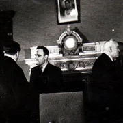 Instaurarea guvernului Petru Groza, la 6 martie 1945. În fotografie: Gheorghe Gheorghiu Dej, Petru Groza, Gheorghe Tătărescu, Petre Constantinescu Iaşi, Lucreţiu Pătrăşcanu (© „Fototeca online a comunismului românesc”, cota: 89/1945)