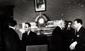 Instaurarea guvernului Petru Groza, la 6 martie 1945. În fotografie: Gheorghe Gheorghiu Dej, Petru Groza, Gheorghe Tătărescu, Petre Constantinescu Iaşi, Lucreţiu Pătrăşcanu (© „Fototeca online a comunismului românesc”, cota: 89/1945)