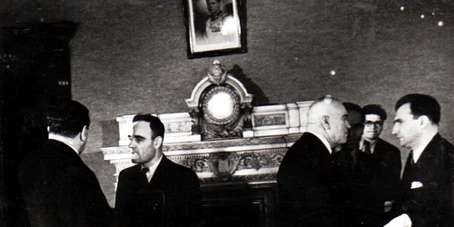 Instaurarea guvernului Petru Groza, la 6 martie 1945. În fotografie: Gheorghe Gheorghiu Dej, Petru Groza, Gheorghe Tătărescu, Petre Constantinescu Iaşi, Lucreţiu Pătrăşcanu (© „Fototeca online a comunismului românesc”, cota: 89/1945)