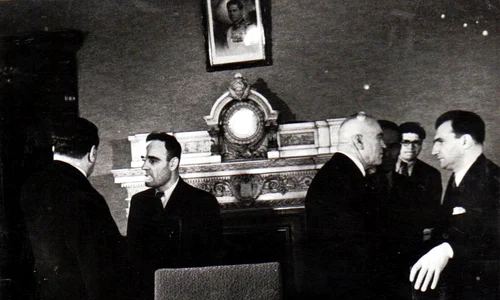 Instaurarea guvernului Petru Groza, la 6 martie 1945. În fotografie: Gheorghe Gheorghiu Dej, Petru Groza, Gheorghe Tătărescu, Petre Constantinescu Iaşi, Lucreţiu Pătrăşcanu (© „Fototeca online a comunismului românesc”, cota: 89/1945)