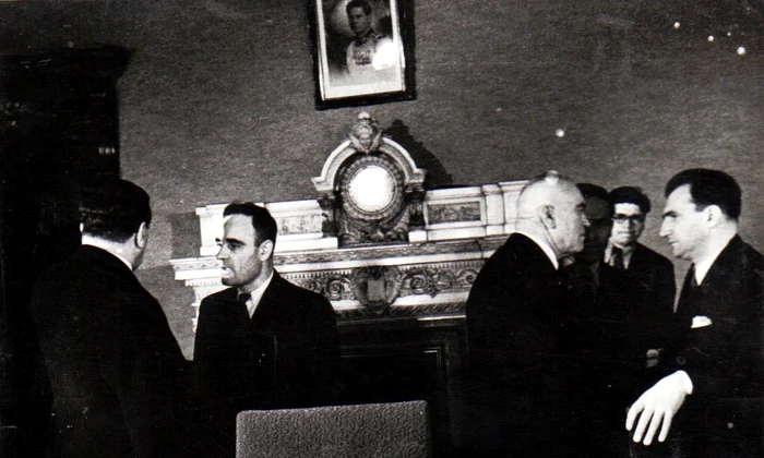 Instaurarea guvernului Petru Groza, la 6 martie 1945. În fotografie: Gheorghe Gheorghiu Dej, Petru Groza, Gheorghe Tătărescu, Petre Constantinescu Iaşi, Lucreţiu Pătrăşcanu (© „Fototeca online a comunismului românesc”, cota: 89/1945)