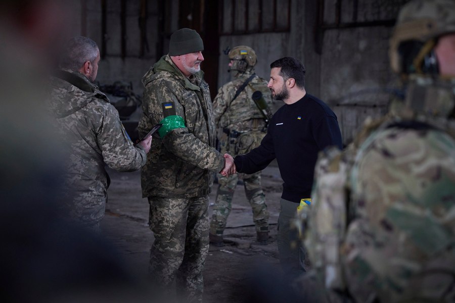 Zelenski a vizitat pozițiile forțelor speciale ucrainene lângă Bahmut. Președintele ucrainean a făcut selfie-uri cu soldații