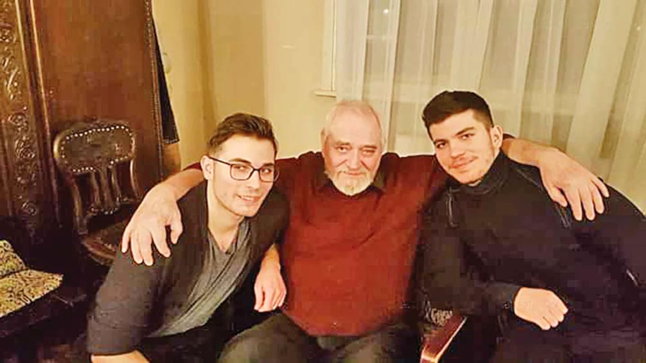 Îi este tare dor de fiii lui, care vin acasă doar în vacanţă