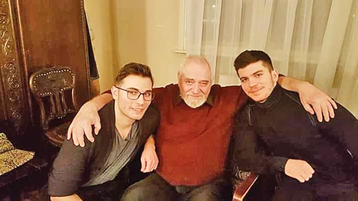 Îi este tare dor de fiii lui, care vin acasă doar în vacanţă