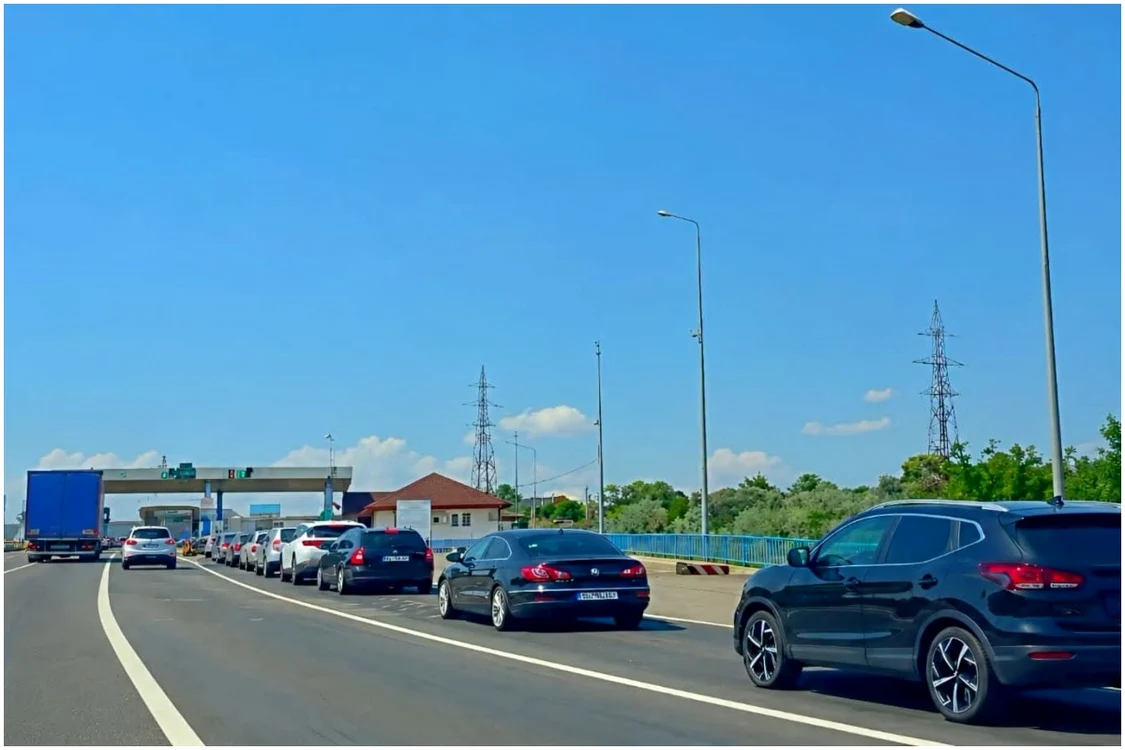 Coadă pentru achitarea taxei de pod de la Fetești - Cernavodă. Foto: Facebook