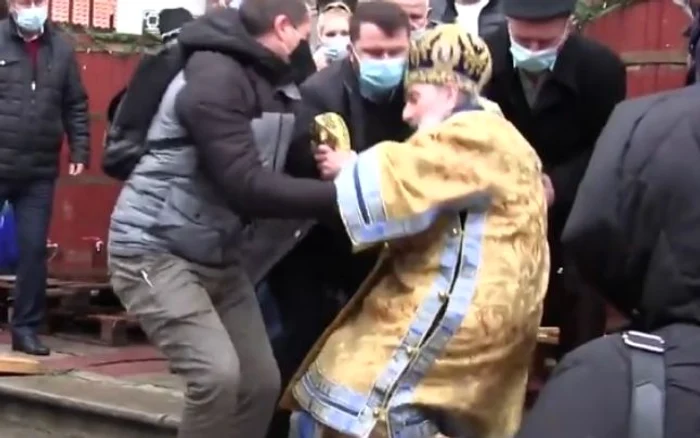 ÎPS Teodosie s-a împiedicat pe scările Catedralei din Constanțafoto: captură YouTube