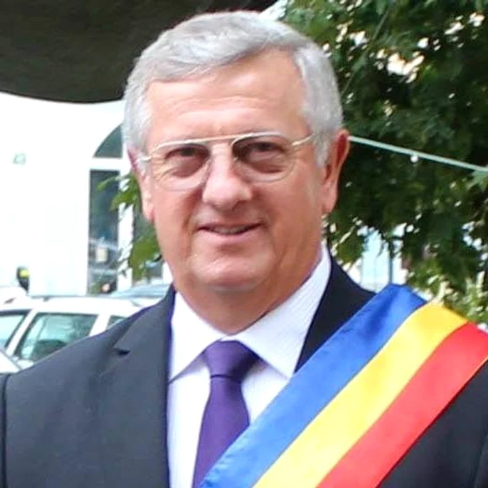 Ovidiu Crețu, primarul Bistriței, susține că a primit 70.000 de lei de la stat din care poate doar face „o improvizație” sau un studiu pentru toalete noi, în cadrul unei școli Foto: Arhivă personală