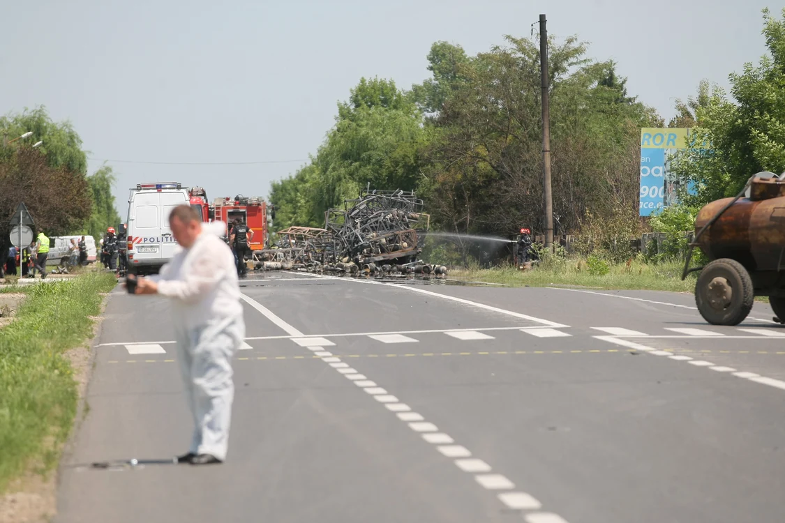 Acolo au ajuns procurori şi criminalişti, care fac măsurători şi cercetări, astfel că traficul este restricţionat în continuare