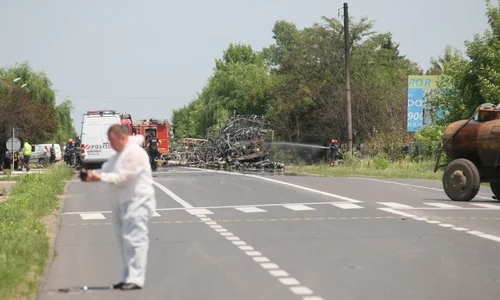 Acolo au ajuns procurori şi criminalişti, care fac măsurători şi cercetări, astfel că traficul este restricţionat în continuare jpeg